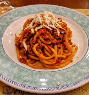 桌上的一盘意大利面