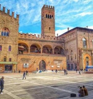 一座有两座塔楼的大楼，周围有人走动