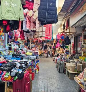 一个有很多衣服和其他物品的市场