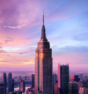 pemandangan bangunan empayar negara pada waktu matahari terbenam