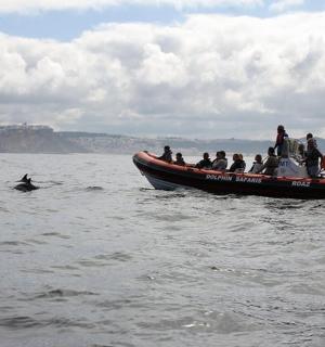 一群人在水中的船上