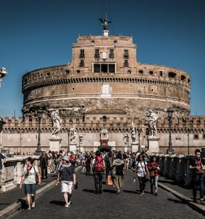 一群人在建筑物前行走