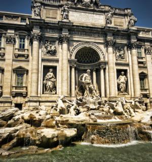 一座建筑前有喷泉