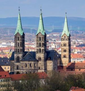 一座有两座教堂塔楼的城市的景色