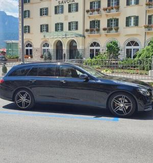 一辆黑色汽车停在一栋建筑物前