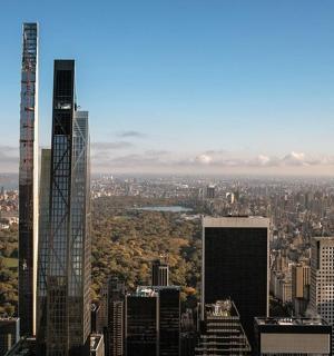 pohled na panorama města s vysokým mrakodrapem