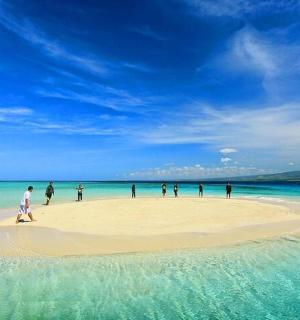 一群人站在海滩上