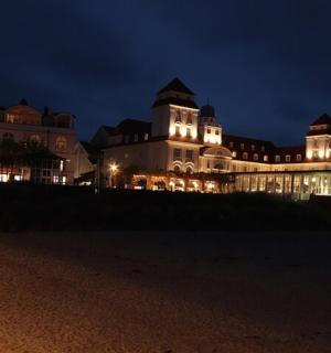 一座大楼在夜间亮着灯