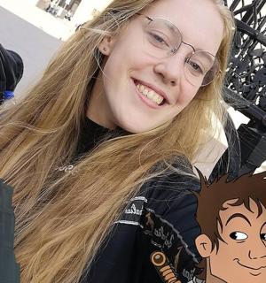 eine junge Frau mit Brille und Hemd