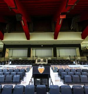 空荡荡的礼堂,配有蓝色椅子和舞台