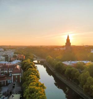 日落时分，一座拥有河流和钟楼的城市