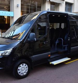 一辆黑色货车停在路边