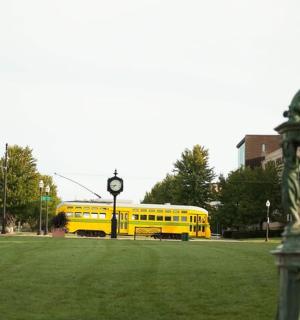 一辆黄色校车停在田野里