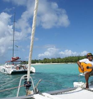 坐在船上弹吉他的男人
