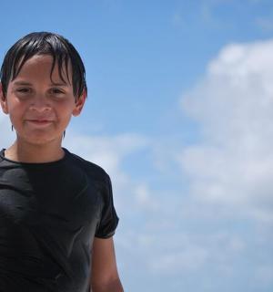 一位年轻女子站在蓝天前