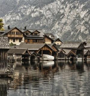 一组依山傍水的房屋