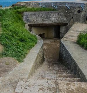 通往隧道的一组混凝土台阶