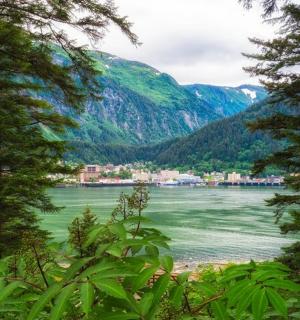 以山脉为背景的河流景观