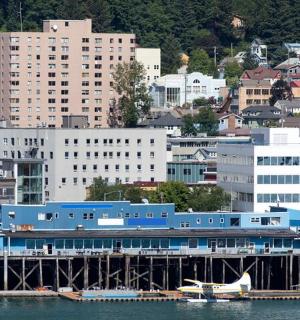 vlak na mostě přes vodu poblíž města