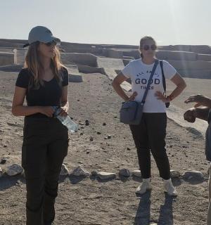 一群人站在海滩上