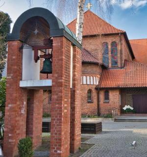 一座上面有钟的大型砖砌建筑