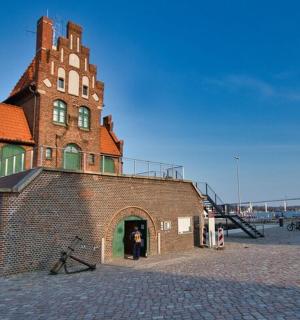 海滩上的一栋建筑,门口站着一个人