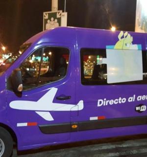 一辆紫色的餐车停在停车场