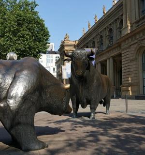 eine Statue eines Stiers und eines Bären vor einem Gebäude