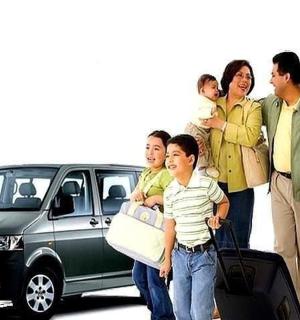 rodina stojící vedle auta se zavazadly