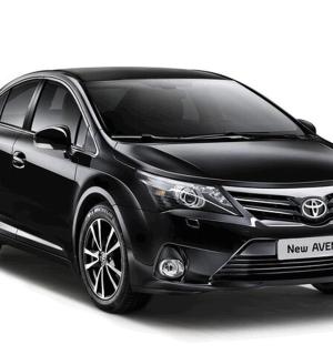 Černý hybridní vůz Toyota na bílém pozadí
