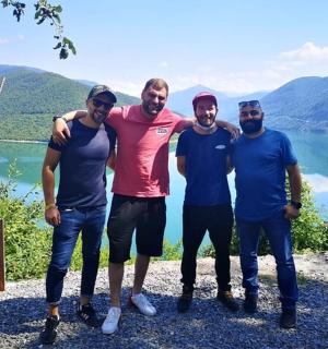 四个男人站在湖边