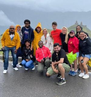 一群人在路边摆姿势拍照