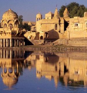 建筑物及其在水中的倒影