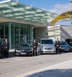 一群西装革履的男人站在汽车前