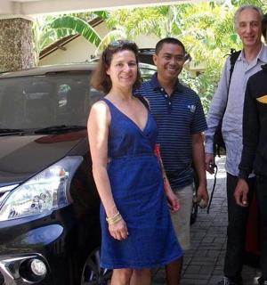 一群人站在一辆车前