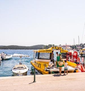ein gelbes Boot liegt mit anderen Booten an einem Dock