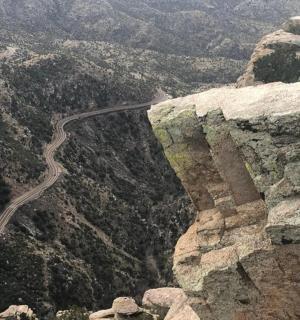 山边蜿蜒的道路