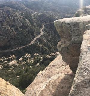 pohled na horu s cestou