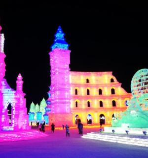 夜间被冰雪覆盖的一组建筑