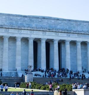 velká bílá budova s lidmi před ní