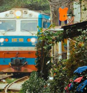 铁轨上的蓝色和橙色火车