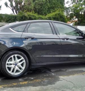 um carro preto estacionado em um estacionamento