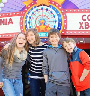 一群孩子在狂欢节上摆姿势拍照