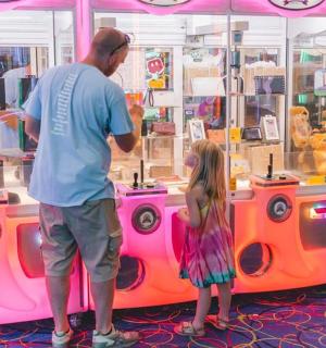 一个男人和一个小女孩在玩玩具车