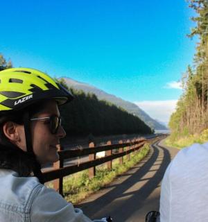 ein paar Leute fahren mit dem Fahrrad eine Straße entlang