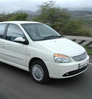 一辆白色汽车正在高速公路上行驶