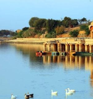 湖边建筑，水中有天鹅