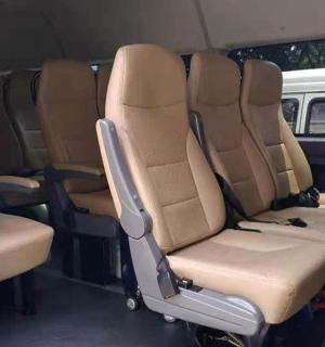 带后排座椅的面包车内部视图