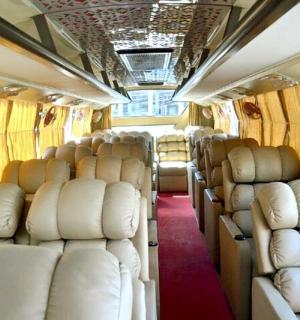 一辆空荡荡的火车车厢，配有白色座椅和红地毯