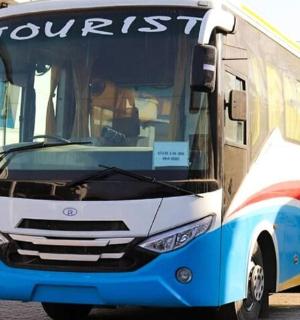 一辆巴士停在停车场